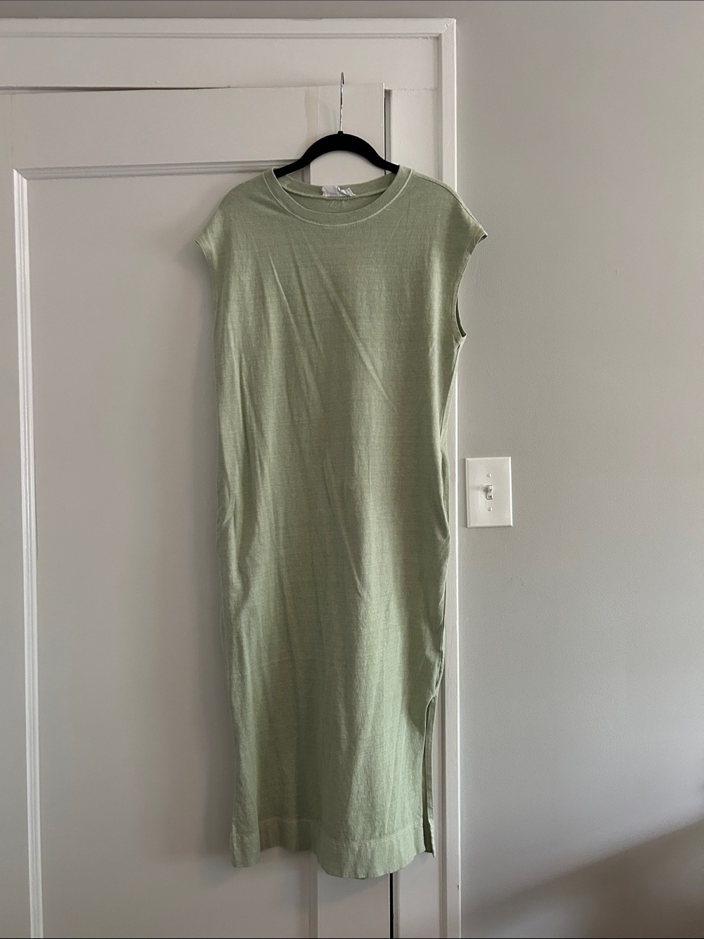 Sleeveless Midi Dress in Green has pockets!